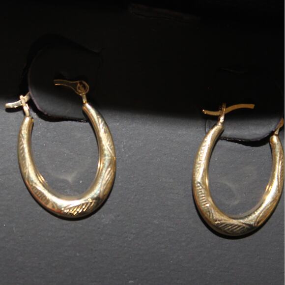 R.H. Macy's & Co. 10k Solid Gold Mini Hoops NWT - Picture 7 of 9
